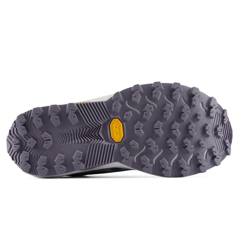 Dámske topánky New Balance FuelCell Rebel Trail WRBT675 – sivé