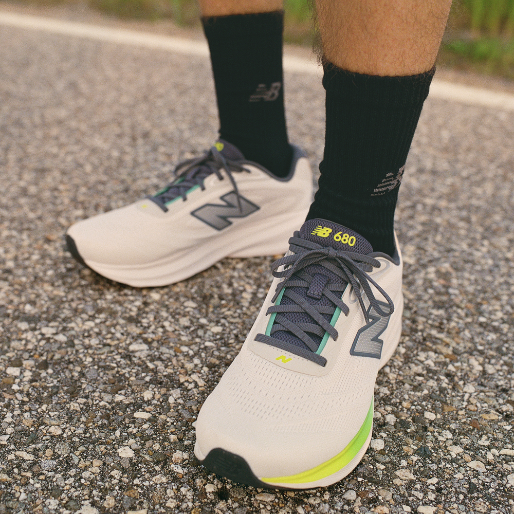 Pánske topánky New Balance Fresh Foam 680 v9 M68025Z – biele