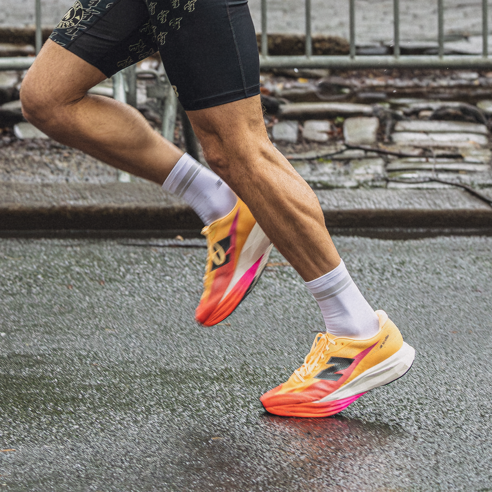 Topánky na behanie New Balance FuelCell SC Elite V5 MRCEL3UD – oranžová