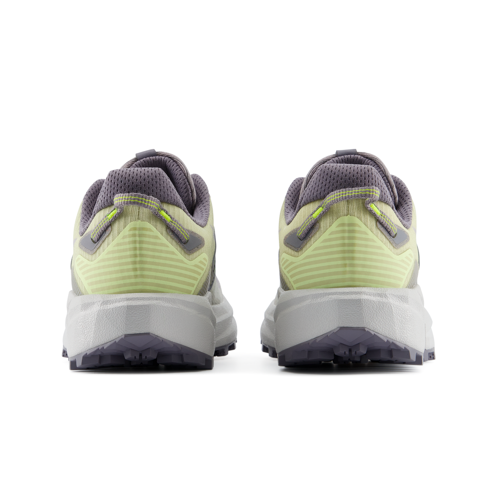 Dámske topánky New Balance FuelCell Rebel Trail WRBT675 – sivé