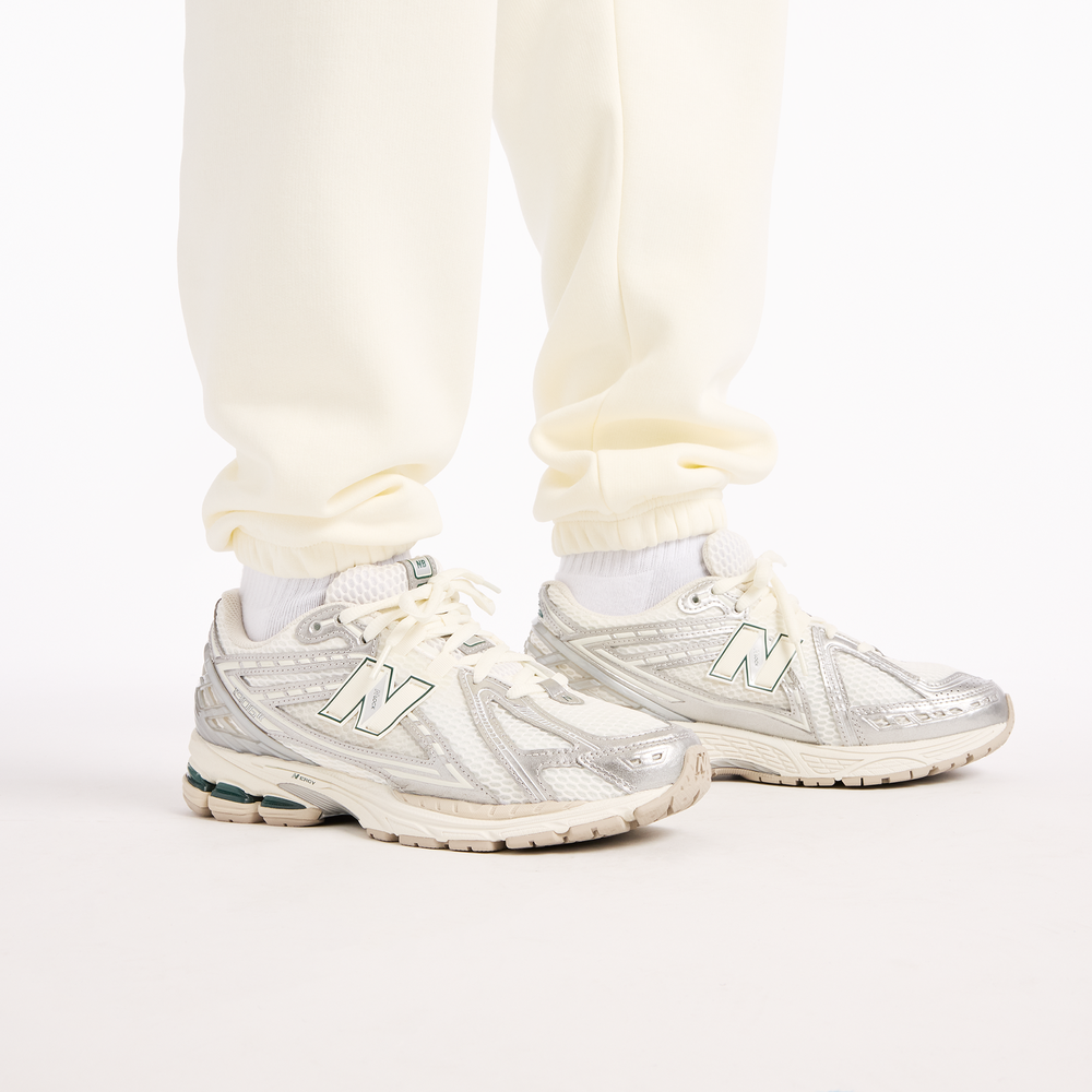 Pánske nohavice New Balance Reimagined Graphic – béžové