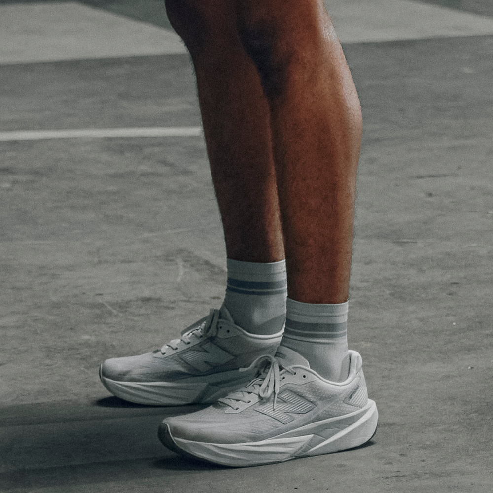 Pánske topánky New Balance FuelCell Rebel v5 MFCX3NO – sivé