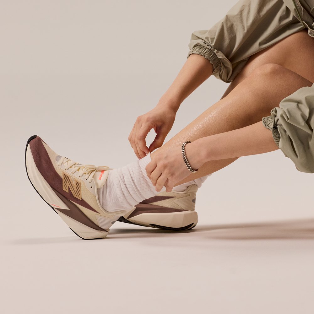Dámske topánky New Balance FuelCell Rebel v5 WFCXLJ5 – béžové